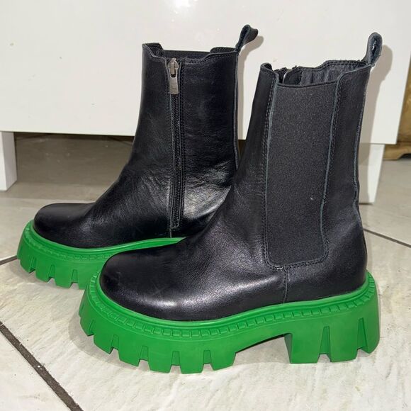 CHARGES BLACK/GREEN - SM REBOOTED | Parallel Steve Madden Charges Chelsea leather Boot Black/Green | Size 35 fits a 5 / 5.5